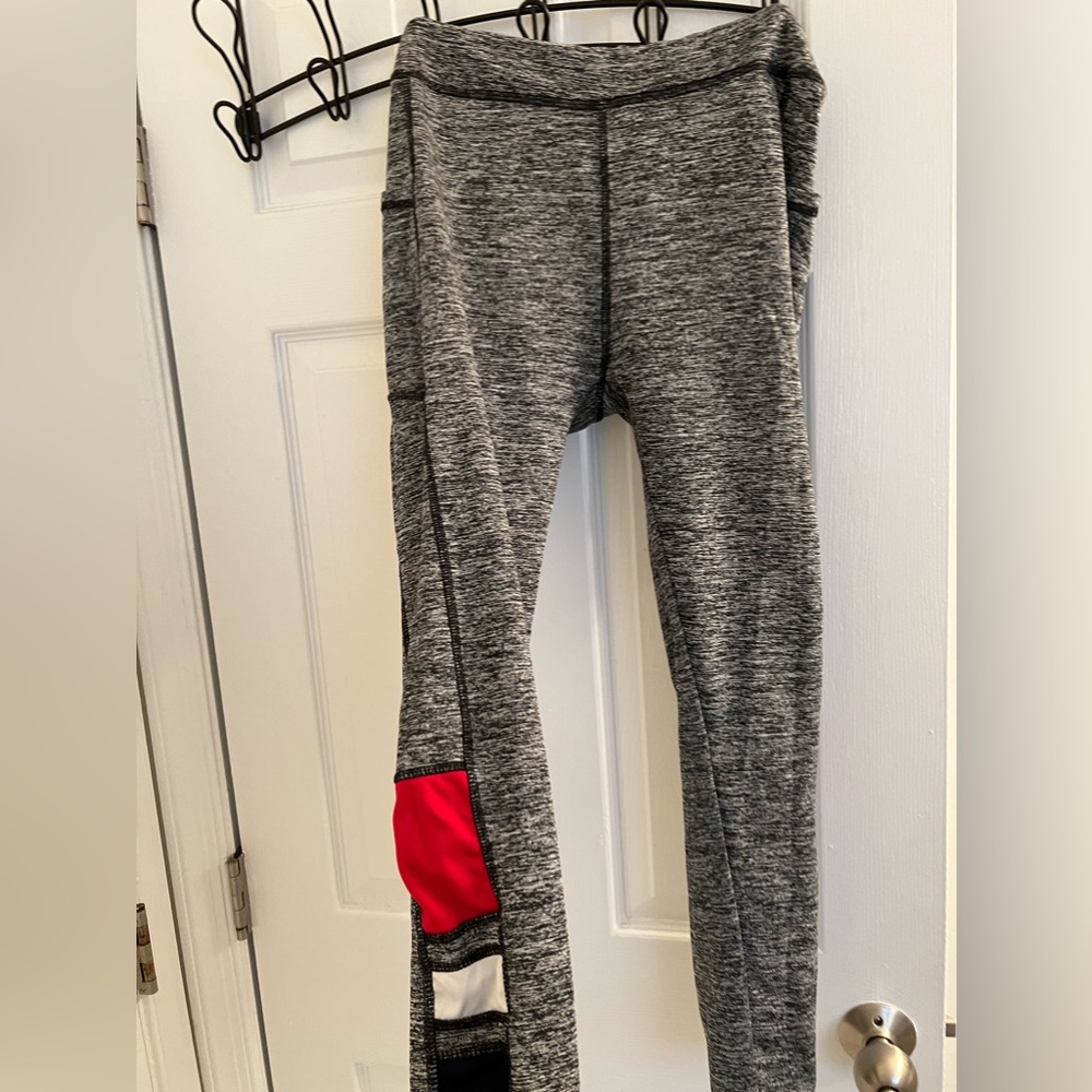 Gray leggings with two side pockets
